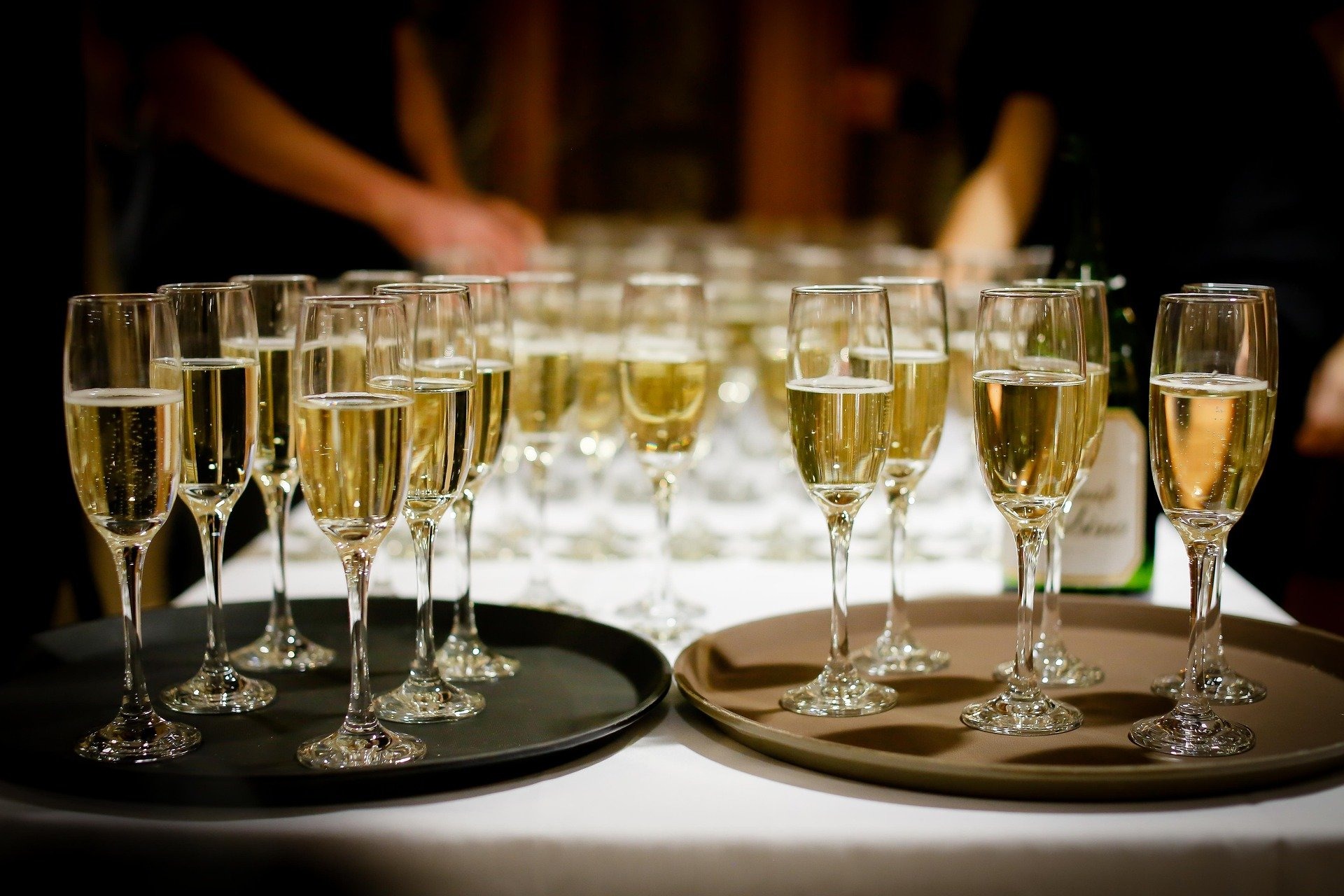 Czym różni się wino musujące od szampana?